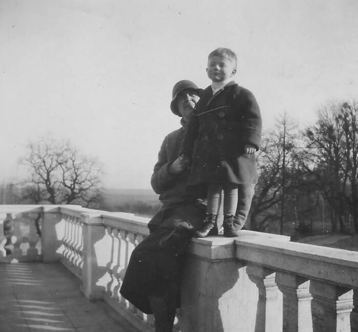 Przełom lat 20. i 30. XX wieku. Róża z Zamoyskich Komierowska z synem Andrzejem na tarasie pałacu w Komierowie.