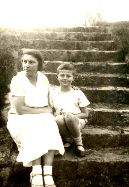 Lata 30. XX w. Andrzej Komierowski i jego opiekunka Klara Mazur (“Nona”) na schodach w parku w Komierowie.