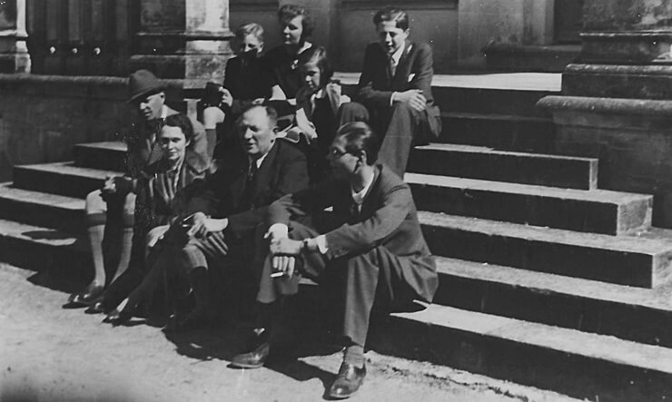 Prawdopodobnie lata 40. XX w. Andrzej Komierowski (u góry, z prawej strony) siedzący na schodach (być może w pałacu w Adampolu). Na zdjęciu widoczni też: Hieronim, Barbara i Krystyna Zamoyscy.