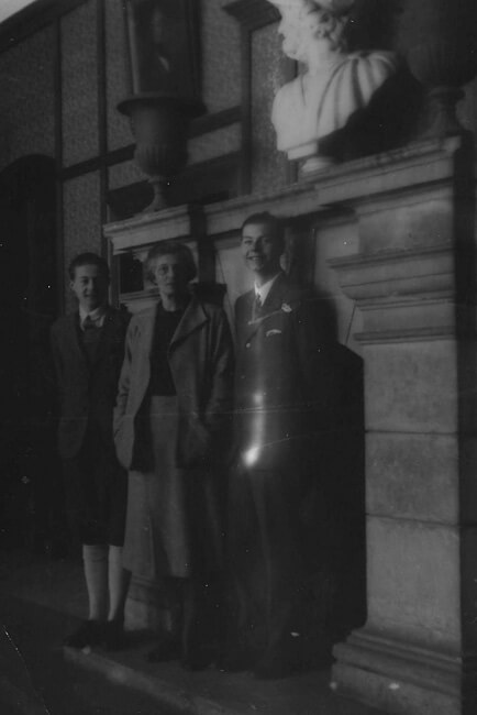 Lata 40. XX w. Andrzej Komierowski (z lewej) w towarzystwie Natalii Zamoyskiej (“Mamy”) i Hieronima Zamoyskiego (“Syna”).
