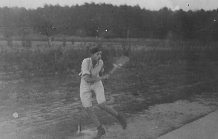 1940 - 1942. Andrzej Komierowski grający w tenisa w Adampolu.