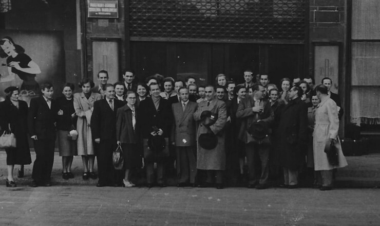Prawdopodobnie lata 40. XX w. Andrzej Komierowski (stoi z tyłu) wśród grupy osób przed Państwowym Ośrodkiem Szkolenia Handlowego we Wrocławiu.