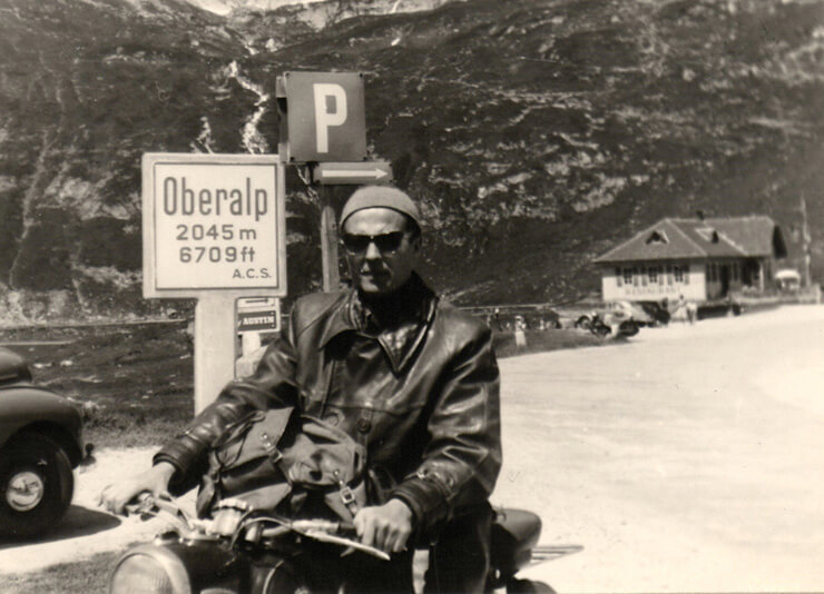 1959. Andrzej Komierowski na swoim motorze na parkingu przy przełęczy Oberalp w Szwajcarii.