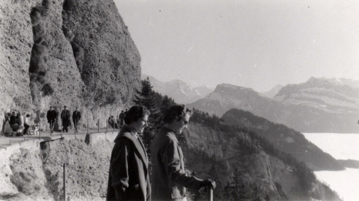 1958. Janina Komierowska i Hilda Skarżyńska na szlaku turystycznym w okolicy góry Rigi w Szwajcarii.