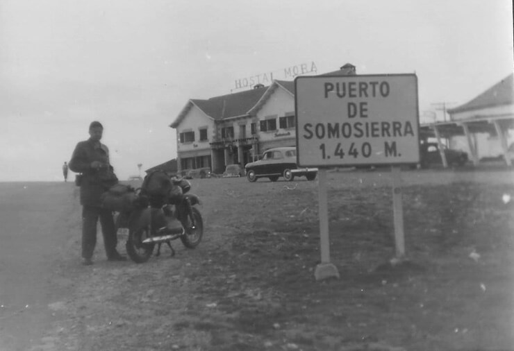 1959. W drodze do Lizbony. Andrzej Komierowski przy swoim motorze na przełęczy Somosierra.