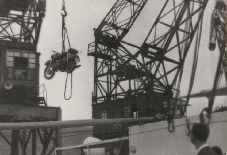 1959. Port w Lourenco Marques- wyładunek motocykla Andrzeja Komierowskiego.