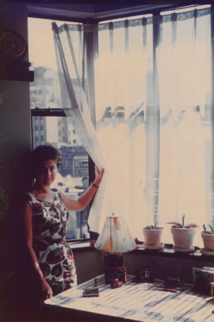 1959. Janina Komierowska przy oknie w pierwszym mieszkaniu Komierowskich przy Wanderers Street w Johannesburgu.