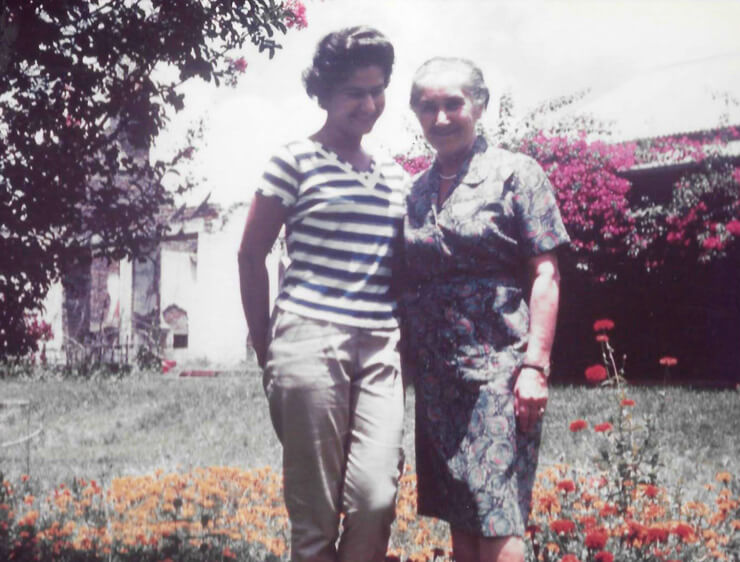 1964. Długo wyczekiwana wizyta mamy Janki. Janina Komierowska ze swoją mamą, Stefanią Klotzek.