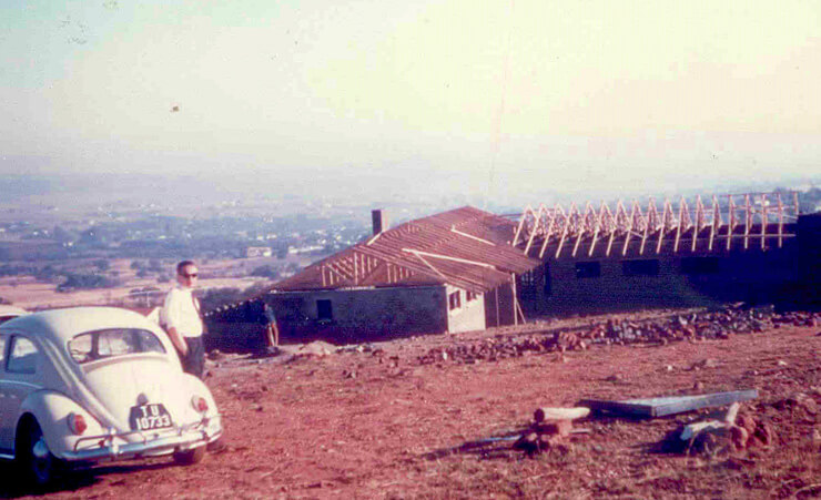 1965. Andrzej Komierowski na tle jego właśnie budowanego domu w Northcliff niedaleko Johannesburga.