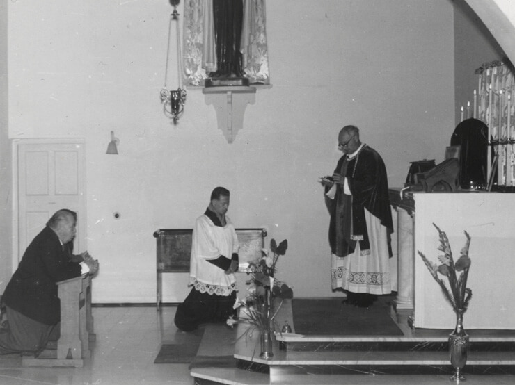 1960. Andrzej Komierowski (w komży) oraz Karol Mikołaj Radziwiłł i Izabella Róża Radziwiłłowa podczas obchodów złotych godów Radziwiłłów.