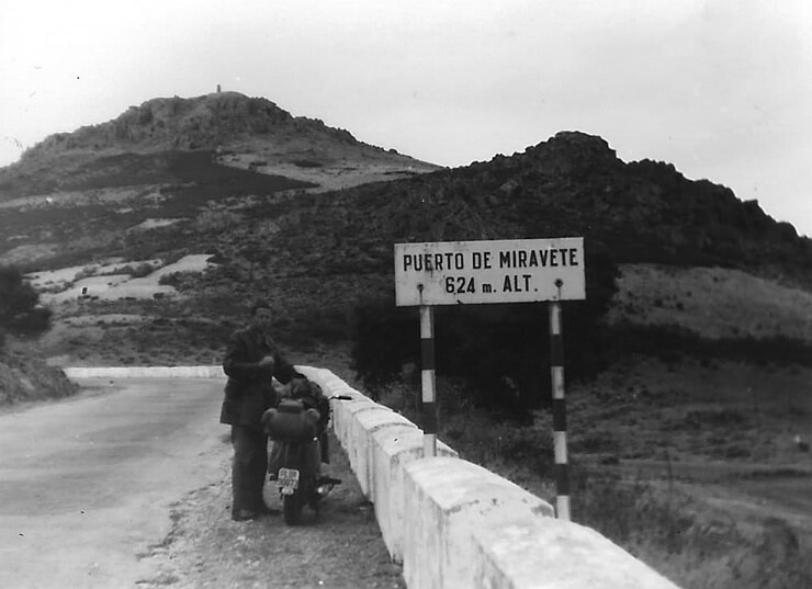 1959. W drodze do Afryki. Andrzej Komierowski przy swoim motorze na przełęczy Puerta de Miravete w Hiszpanii.
