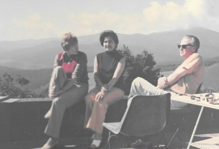 1974. Andrzej i Janina Komierowscy oraz Barbara Mańko na tarasie ośrodka wypoczynkowego w Mount Sheba.