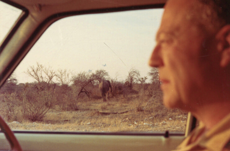 1971. Andrzej Komierowski w samochodzie, w tle słoń w Parku Narodowym Etoszy w Namibii.