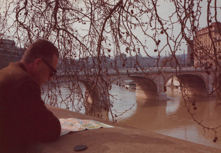 1972. Andrzej Komierowski na tle Ponte Cavour w Rzymie.