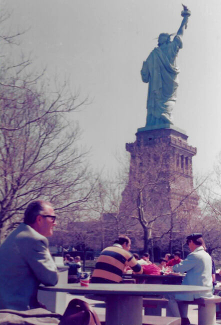 1976. Andrzej Komierowski na tle Statuy Wolności w Nowym Jorku.
