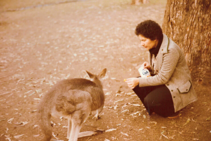 1981. Janina Komierowska z kangurem w Koala Park w Sydney.