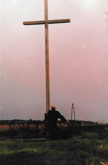 1991. Już prawie w Komierowie. Andrzej Komierowski modli się przy krzyżu nieopodal wsi.