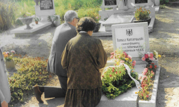 1989. Andrzej i Janina Komierowscy na cmentarzu w Komierowie, przy grobie ojca Andrzeja, Tomasza Komierowskiego.