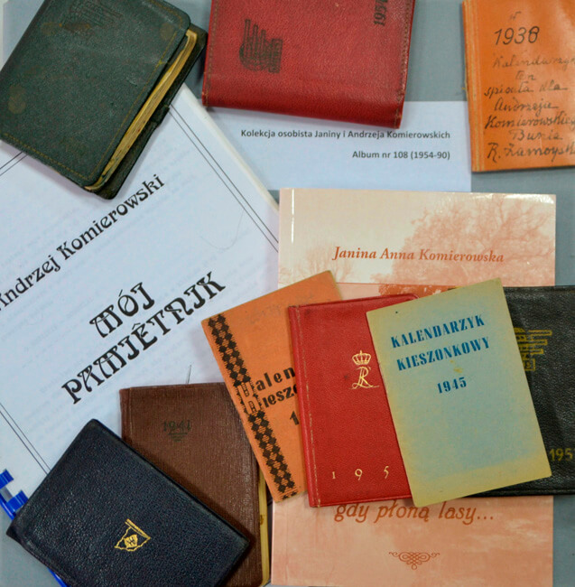 Fotografie, pamiętnik, notesy i kalendarze… Niewielka część bibliotecznych pamiątek po Andrzeju i Janinie Komierowskich.