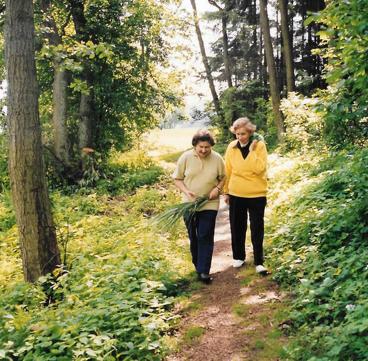 1993. Janina Komierowska i Danuta Strzałkowska, przyjaciółka z RPA, na spacerze.
